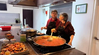 Kathy y Juan Pablo cocinando juntos
