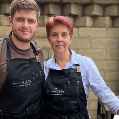 Kathy y Juan Pablo con delantal Gourmet Bites