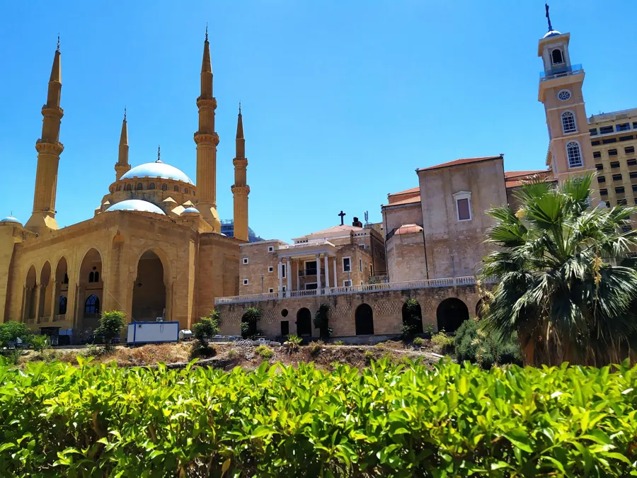 Mezquita Mohammad Al-Amin junto a la catedral de San Jorge en Beirut