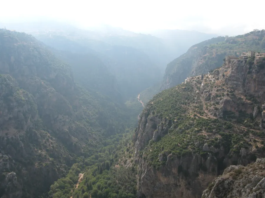 Valle de Qadisha, en el norte del Líbano, con montañas y laderas verdes